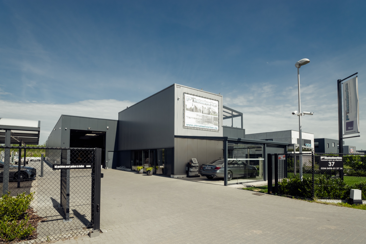 PT Metaalwerken is een klein familiebedrijf gevestigd in de industriezone Waterrijt in Lommel.