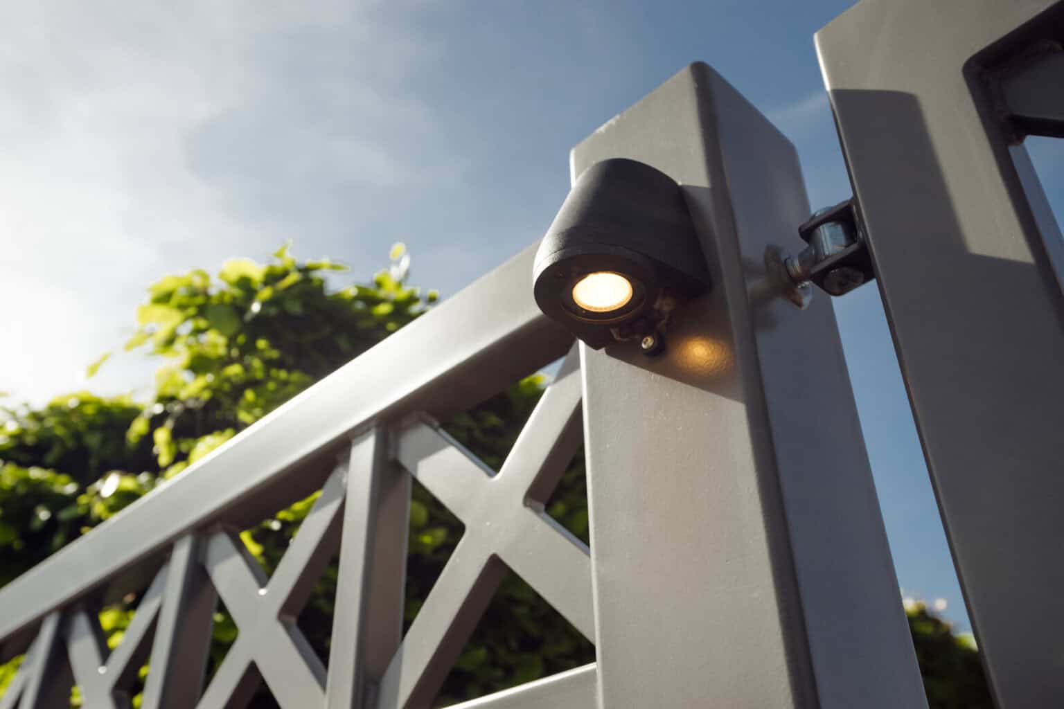Verlichting bij poort