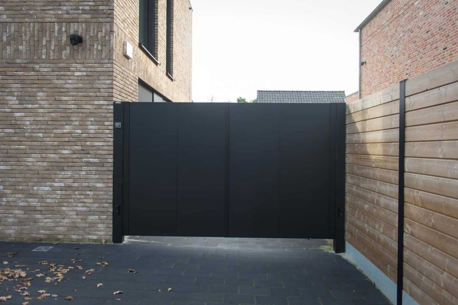 metalen poort plaatsen in pelt en omstreken