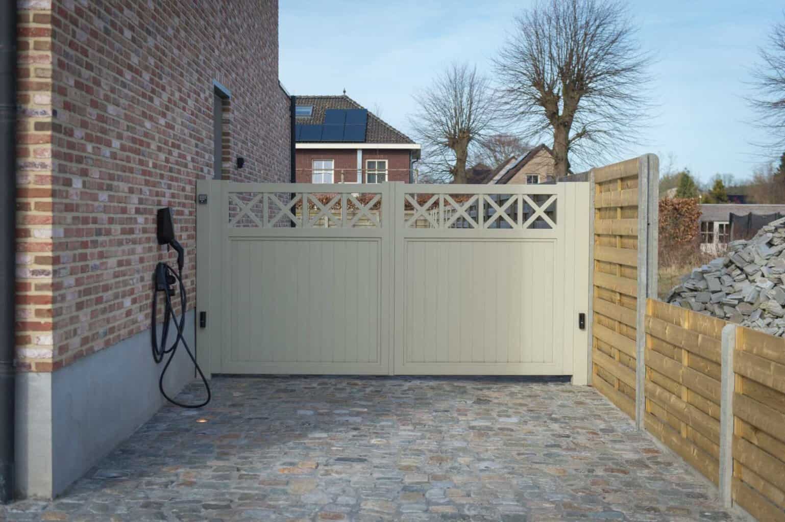 metalen draaipoort op maat aan een oprit