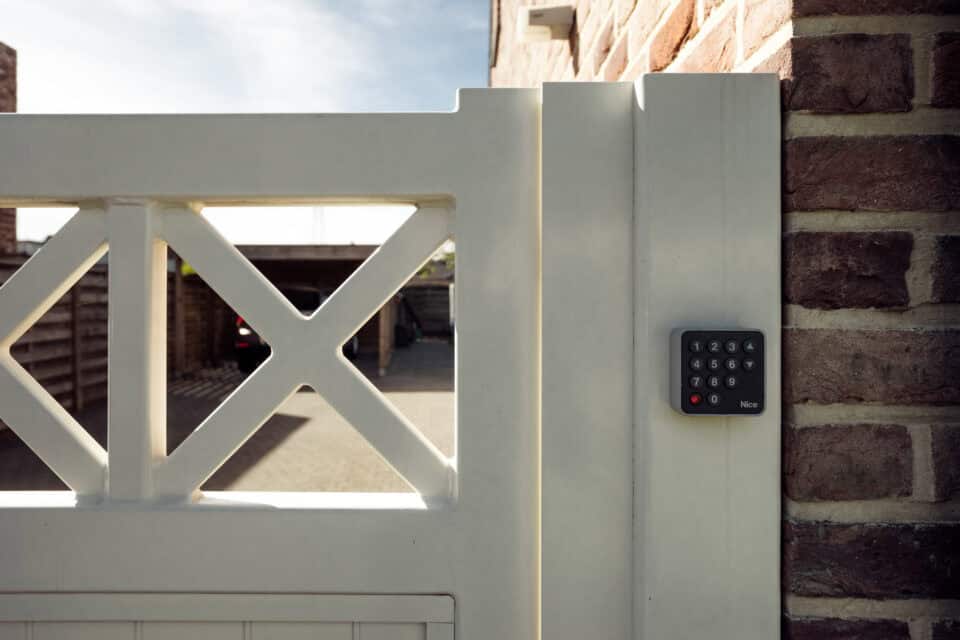 tuinpoort op maat met toetsenklavier