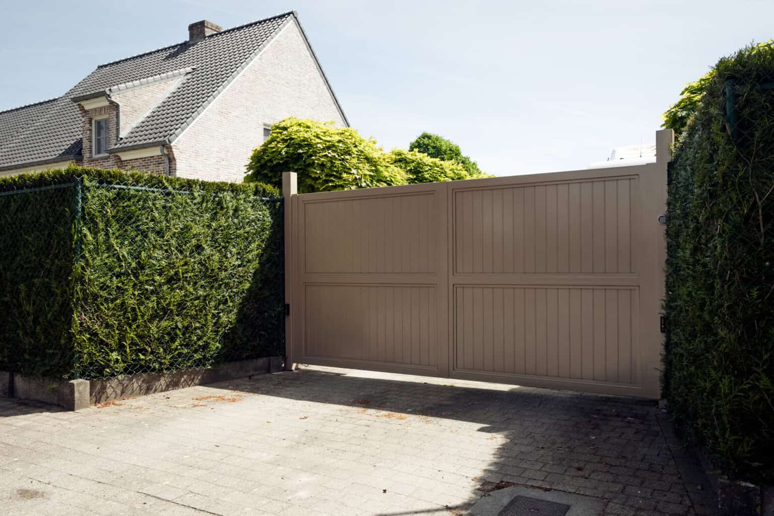 metalen draaipoort op maat op een oprit
