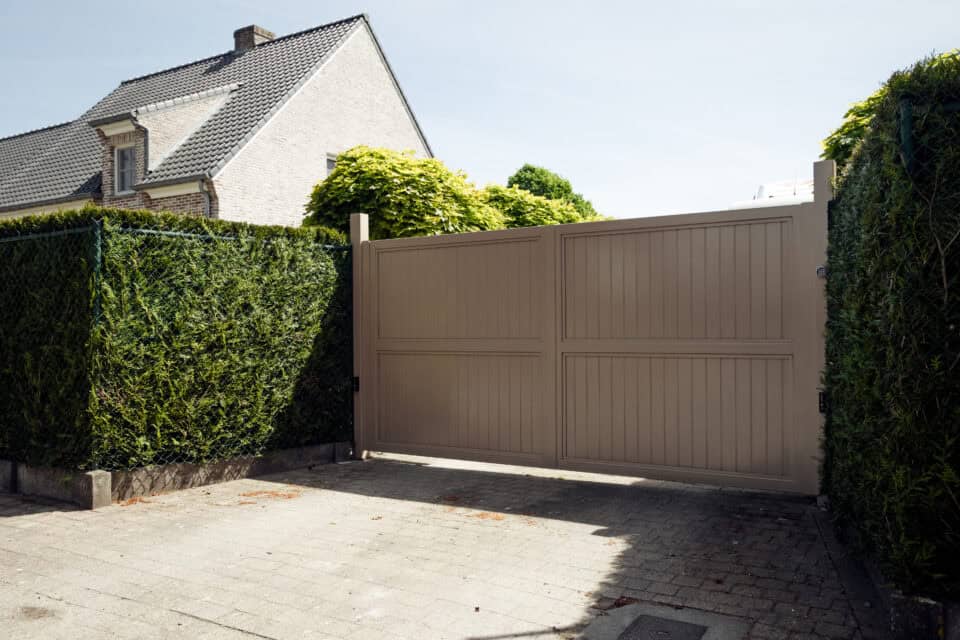 metalen draaipoort op maat op een oprit